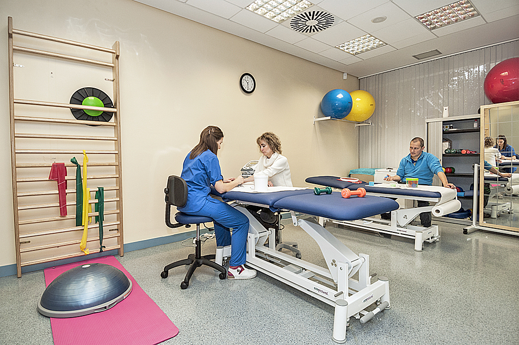 Sede de Mutua Navarra en Estella. Paseo de la Inmaculada nº66. Amaya con pacientes en la sala de rehabilitación.