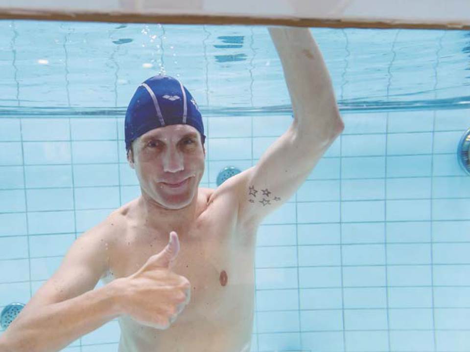 Paciente con gorro en la piscina de Mutua