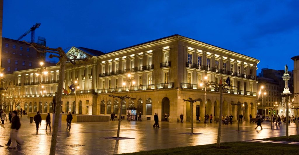 Edificio Gobierno de Navarra de noche iluminado
