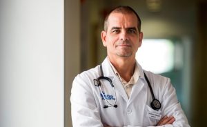 Primer plano de médico de Mutua Navarra