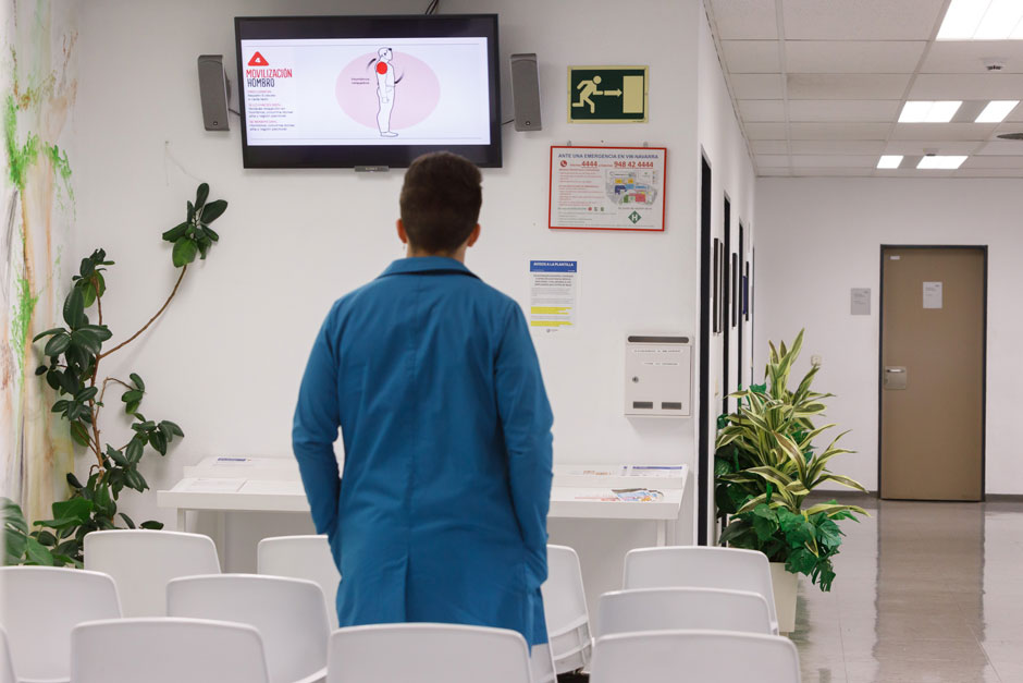 Sala de espera de la VW en Navarra, mientras sobre las pantallas de televisión aparece la Baraja Activa de Mutua Navarra