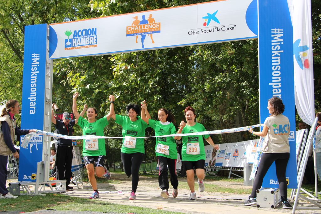 Grupo de personas corriendo en la carrera "Hambre cero"