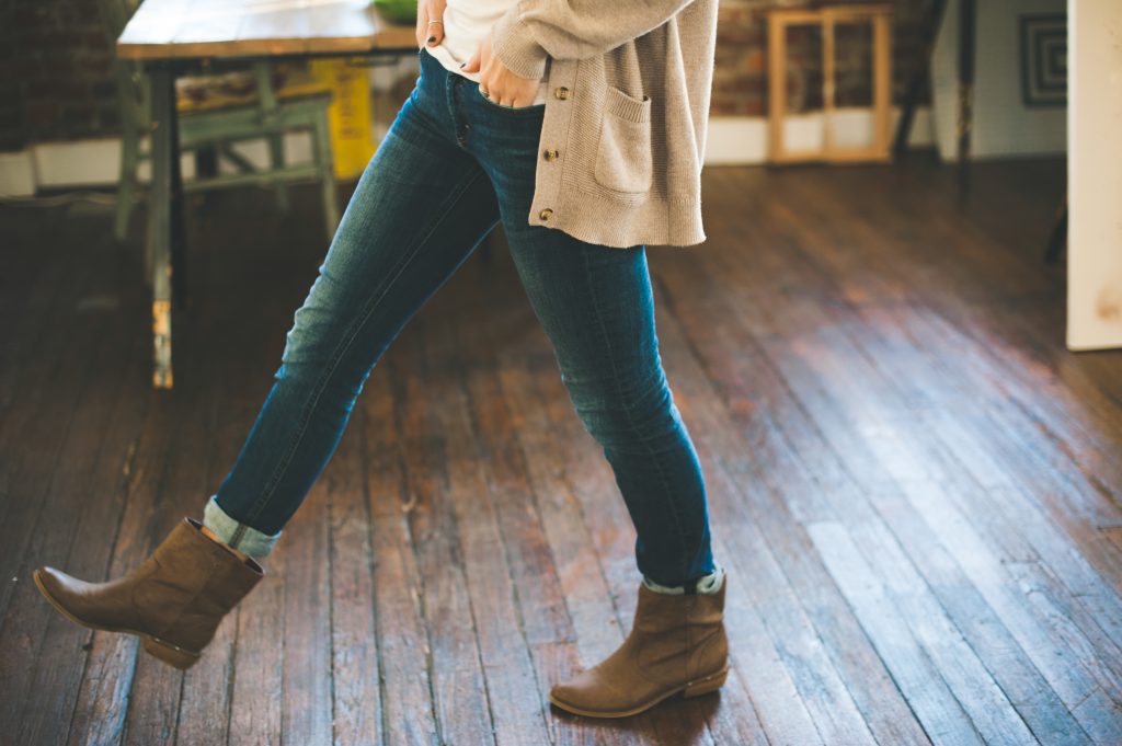 Chica andando sobre un suelo de madera