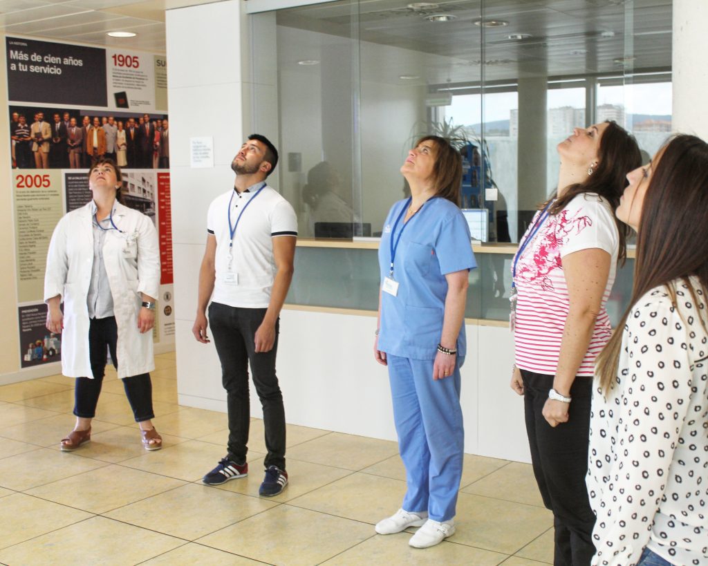 Foto de grupo realizando estiramientos, momentos saludables