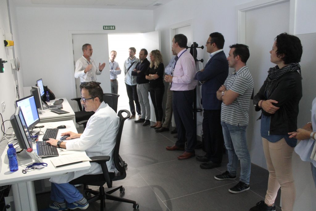 El Dr. Fernando Idoate explica a un grupo de personas los procedimientos de seguridad del nuevo área de Resonancia Magnética en Mutua Navarra
