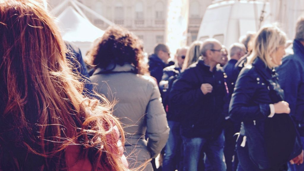 Imagen de muchas personas andando en la calle, autónomos