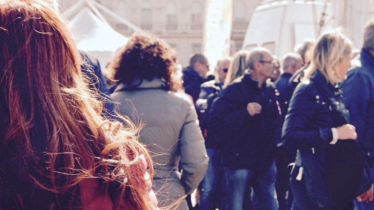 Imagen de muchas personas andando en la calle, autónomos