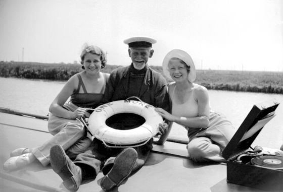 Hombre con dos mujeres sonriendo