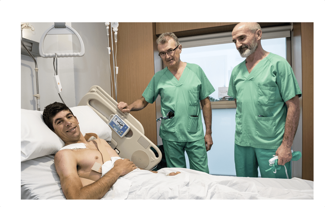 Nelson Oliveira en el hospital tras ser operado por los Doctores Recarte y Lecumberr
