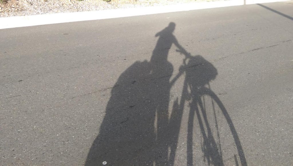 Silueta de una persona montando el bici