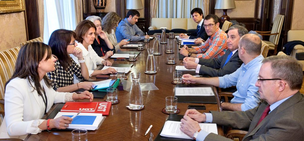 Reunión con personas alrededor de una mesa para aprobar el plan de salud laboral de Navarra