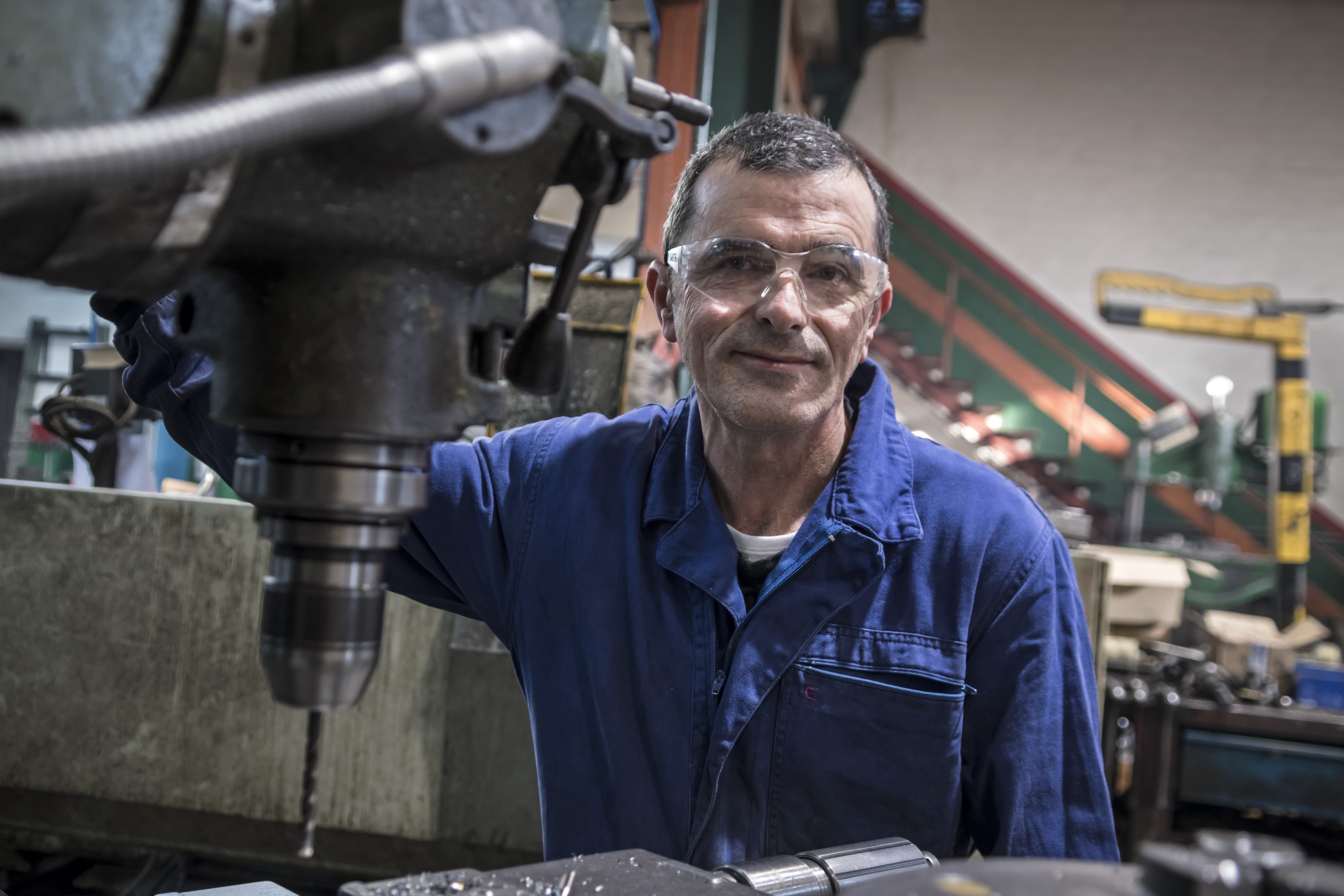 Primer plano de Carlos Remiro López, tornero fresador en su taller