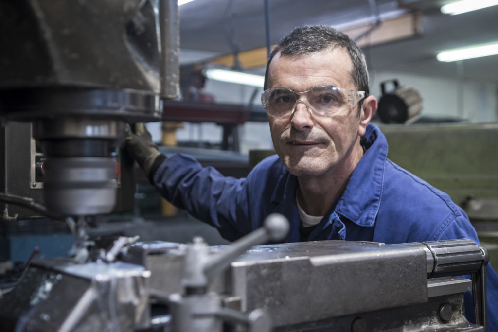 Carlos Remiro López, tornero fresador en el taller rodeado de la maquinaria