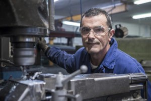 Carlos Remiro López, tornero fresador en el taller rodeado de la maquinaria