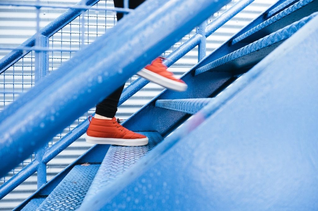 Pies subiendo unas escaleras