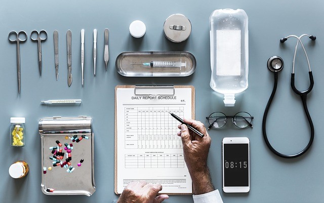 Mesa de médico con un informe pastillas movil suero