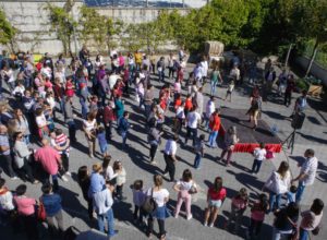 Realizando una actividad de zumba en las instalaciones de Tasubinsa