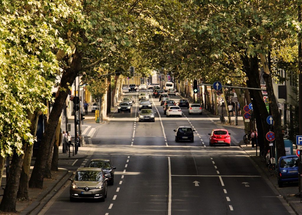 Foto de una calle con transito de coches