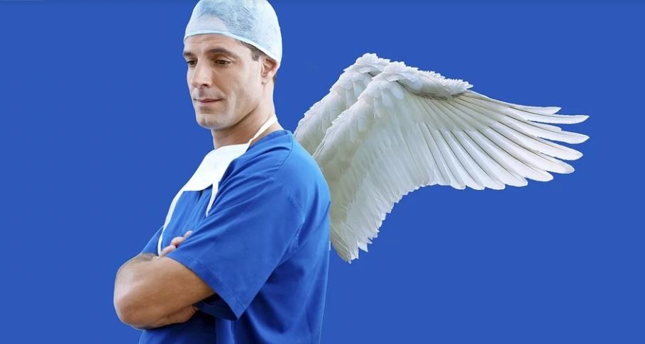 MÉDICO EN FONDO AZUL CON UNAS ALAS DE ÁNGEL