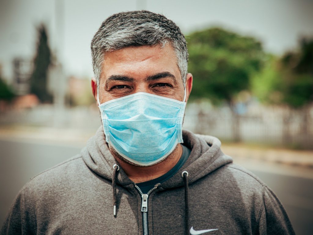 Hombre de mediana edad que porta una mascarilla higiénica