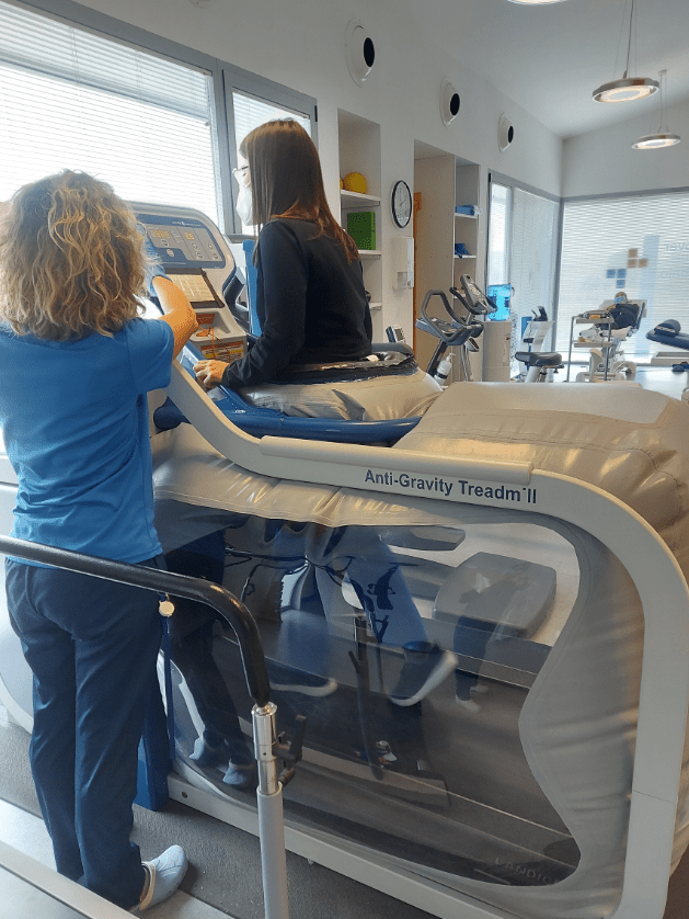 Foto de una persona utilizando una máquina de gravedad zero en Tudela