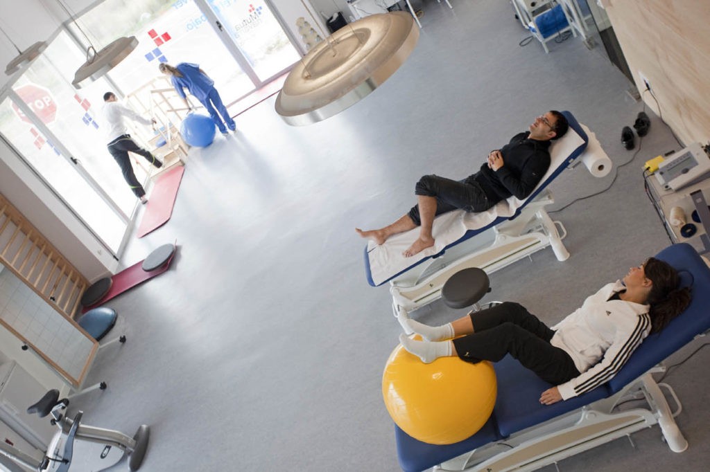 Foto de dos personas en el gimnasio de rehabilitación