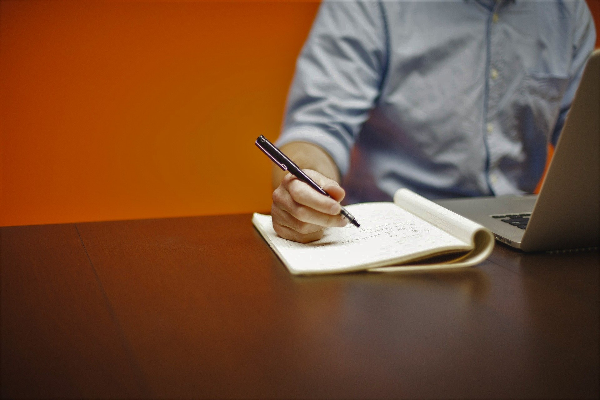 Foto de un persona tomando notas en un cuaderno