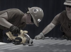Foto de dos personas trabajando en unas obras