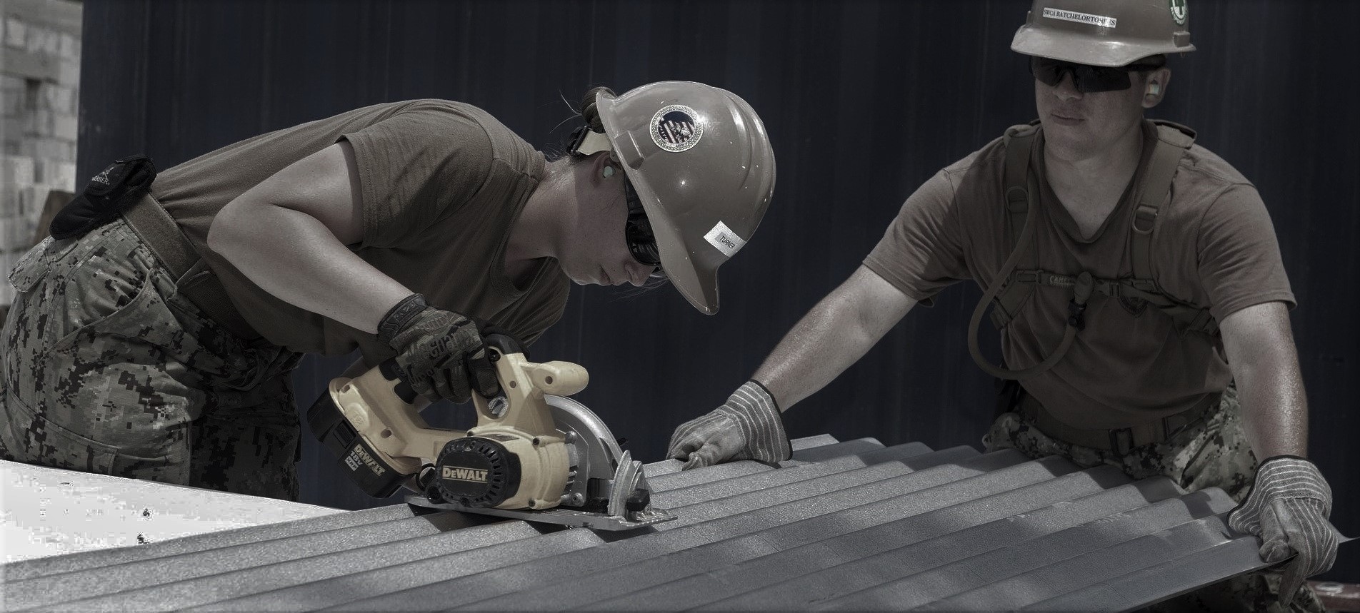 Foto de dos personas trabajando en unas obras