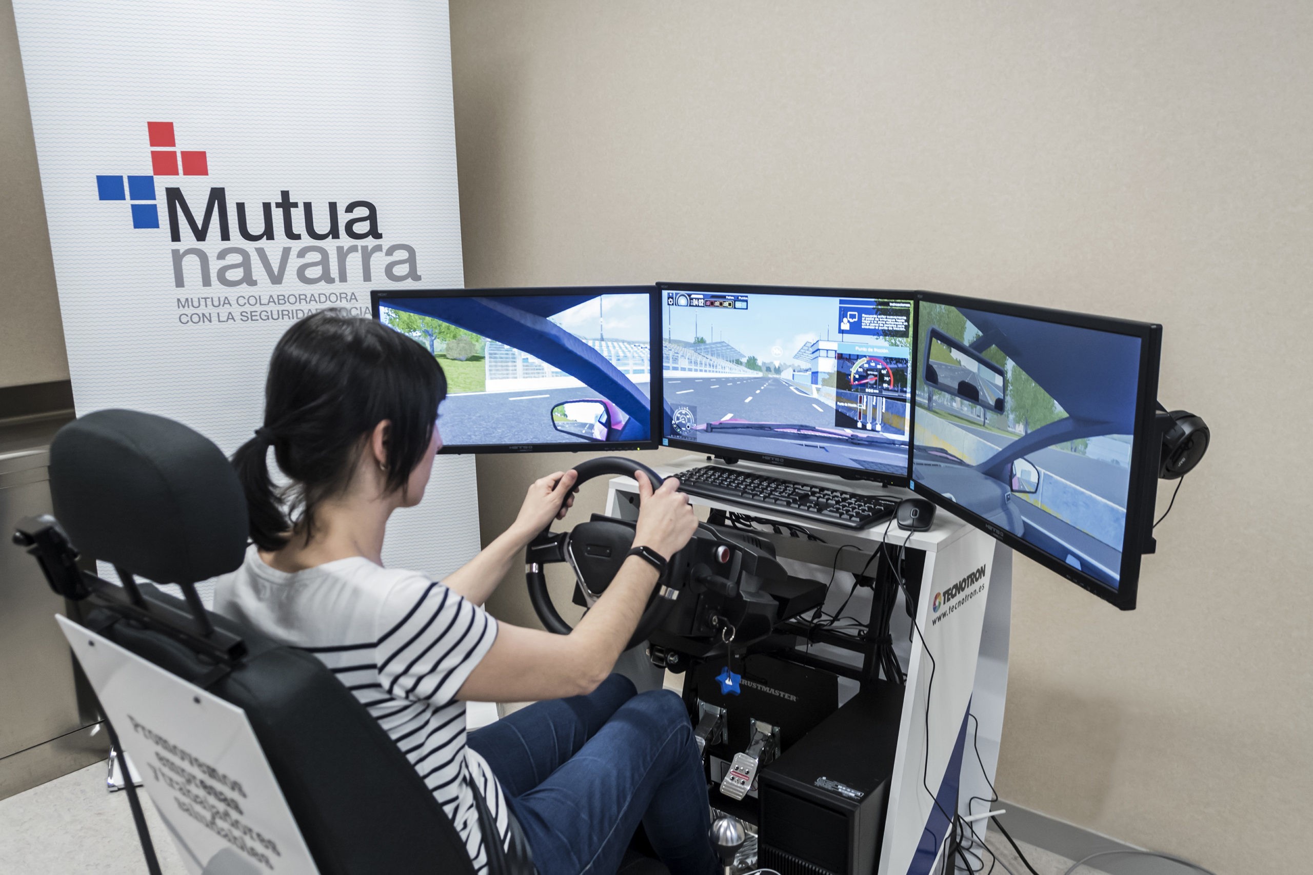Foto de una persona utilizando un simulador de conducción