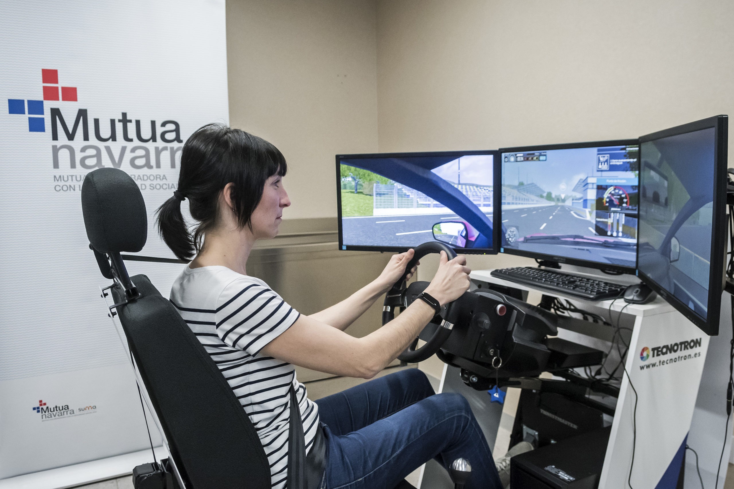 Foto de una persona utilizando un simulador de conducción