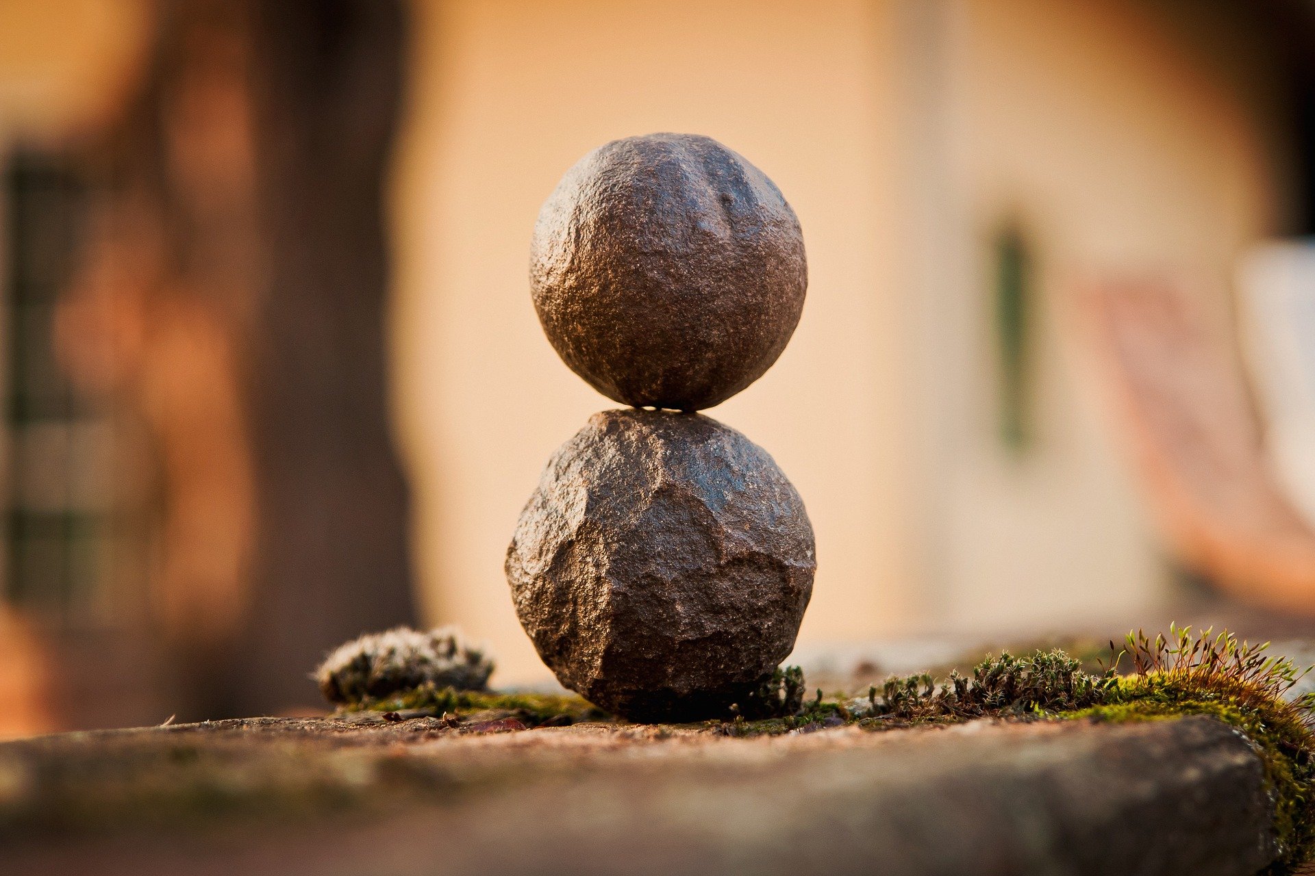 Foto de dos rocas circulas en balance