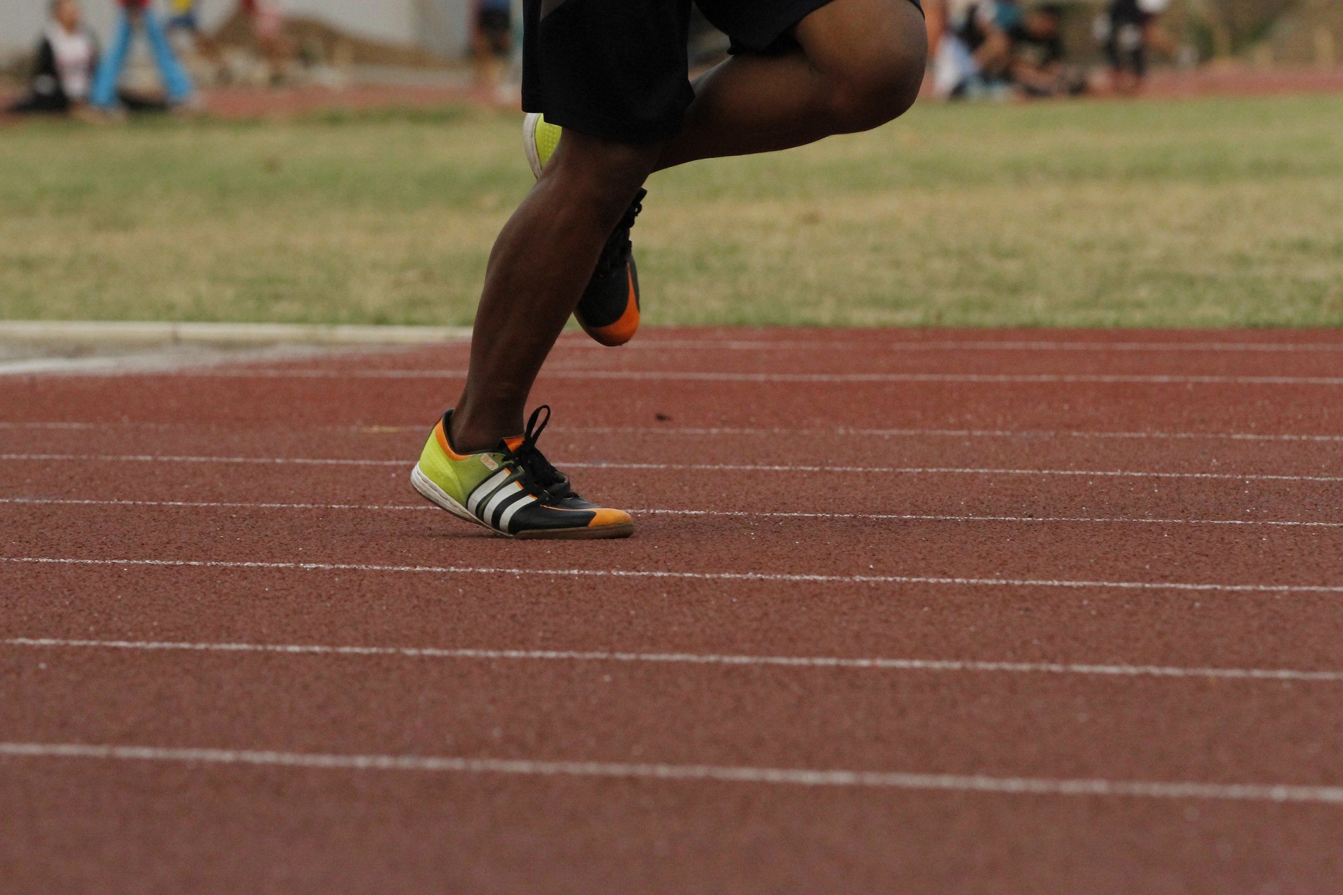 Foto de los pies y piernas de una persona haciendo atletismo