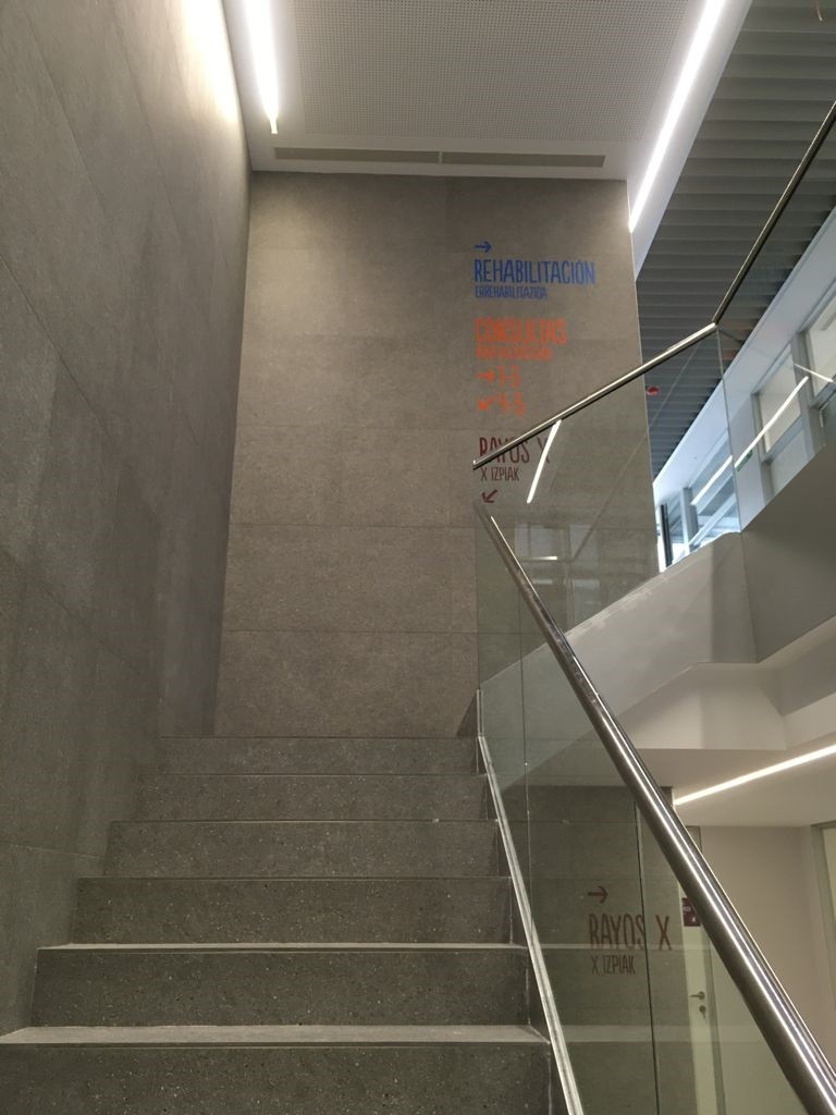 Foto de las escaleras de la nueva sede de Estella de Mutua Navarra