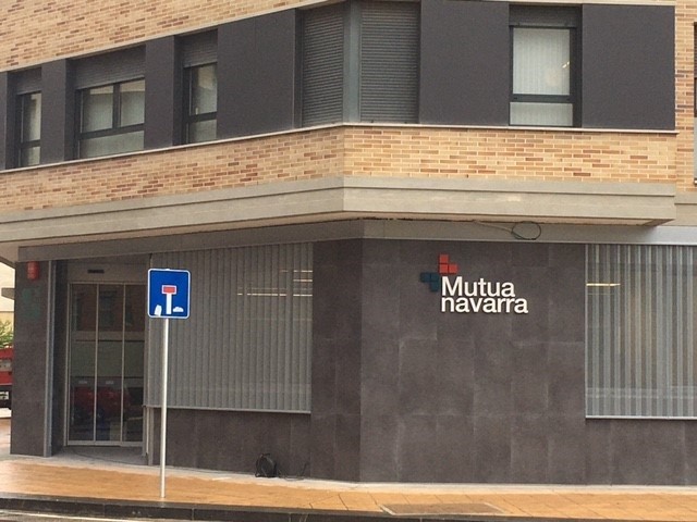 foto de la fachada de la nueva sede de Estella de Mutua Navarra
