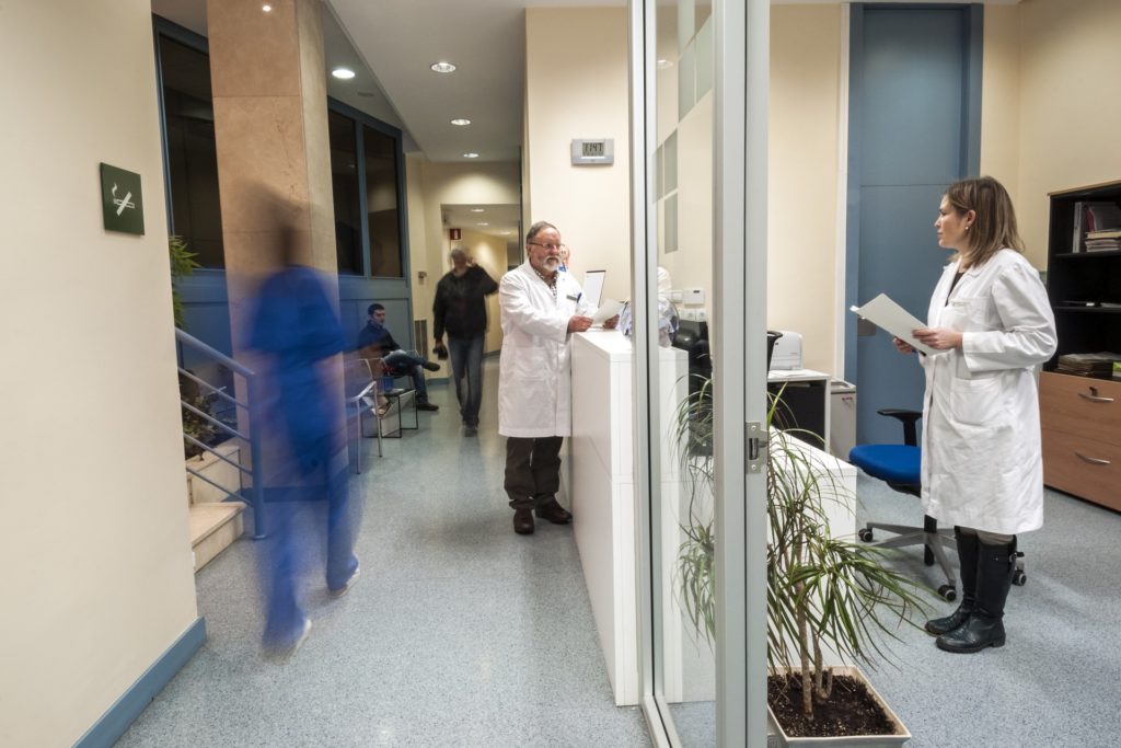 Foto de el pasillo de la antigua sede de Estella de Mutua Navarra donde se observa a dos doctores