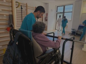 Enferma de esclerosis realiza ejercicios con la ayuda de un fisioterapeuta