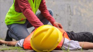 trabajador que ha sufrido un infarto, es atendido por otro compañero
