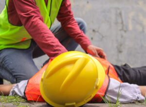 trabajador que ha sufrido un infarto, es atendido por otro compañero