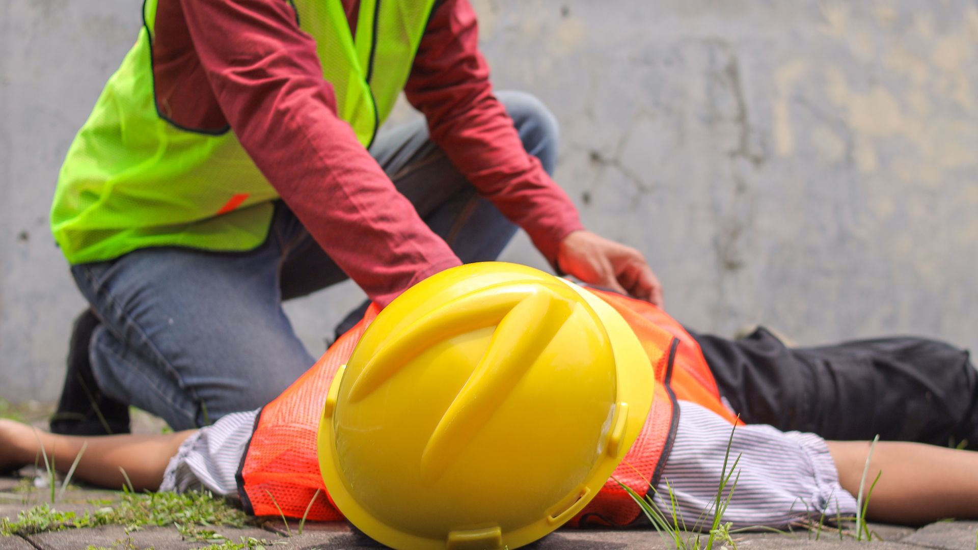 trabajador que ha sufrido un infarto, es atendido por otro compañero