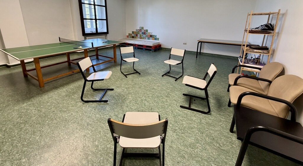 Una sala con sillas y distintos espacios - Proyecto Hombre Navarra